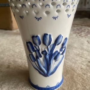 Delft tulip decorate vase